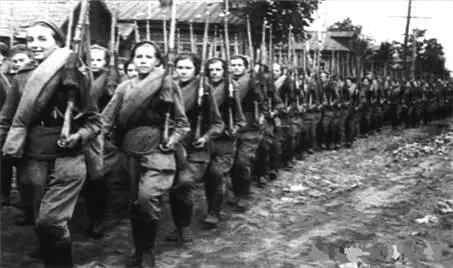 Так девчонки уходили на фронт не позиционированный снимок В горнолесистой - фото 15