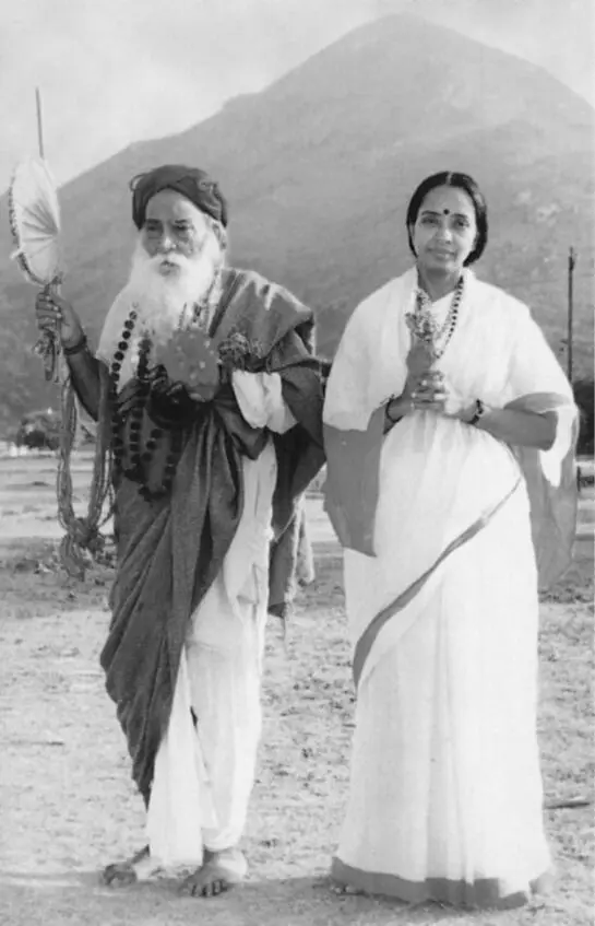 Йоги Рамсураткумар и Ма Деваки у подножия Аруначалы Встретив своего первого - фото 1