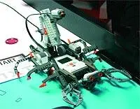 Компания Lego развлекала публику демонстрацией роботов собранных из новой - фото 43