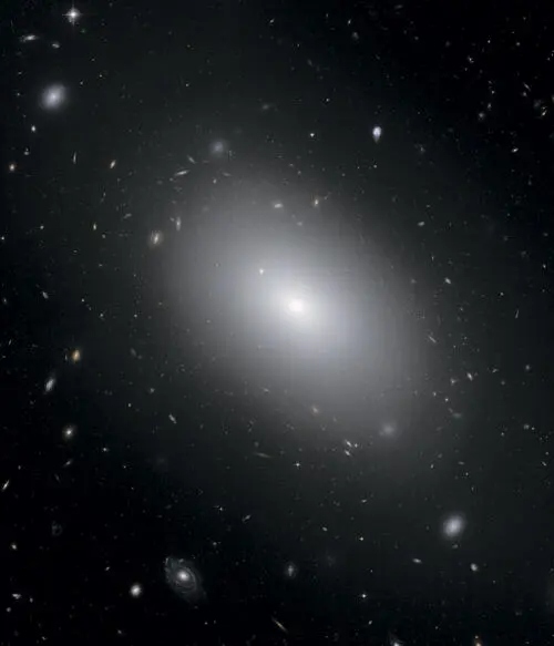 Эллиптическая галактика NGC 1132 отлично иллюстрирует тезис о безупречной - фото 28