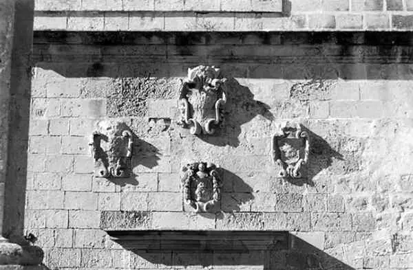 Гербы на стене одного из зданий Виктории Архитектурный ансамбль местной церкви - фото 86
