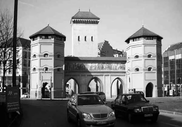 Изарские ворота В Мюнхене о деяниях Людвига Баварского напоминают Изарские - фото 8