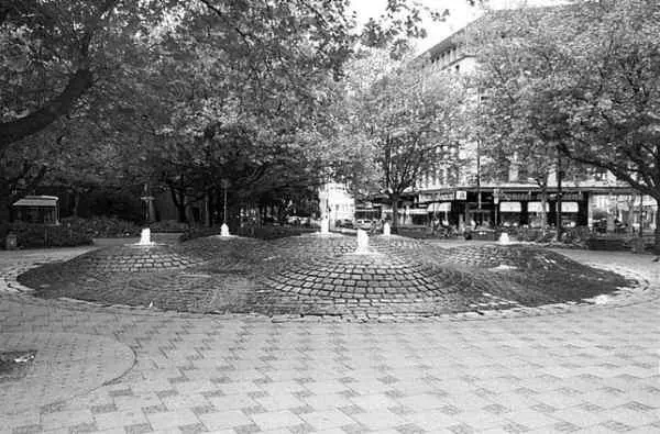Фонтан в виде булыжных холмиков на площади Зендлингер Менее значительные - фото 9