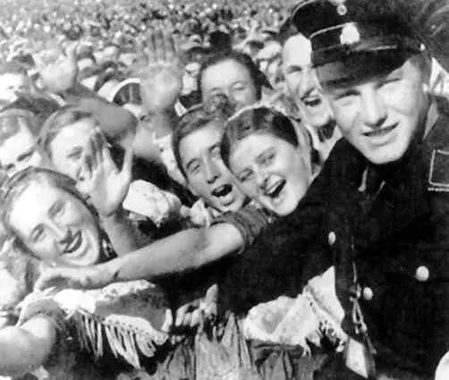 Жители южных земель Германии приветствуют Гитлера Фотография 1939 год Если - фото 64