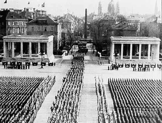 Парад нацистов на Кёнигсплац Фотография 1935 год Несмотря на провал пивной - фото 65