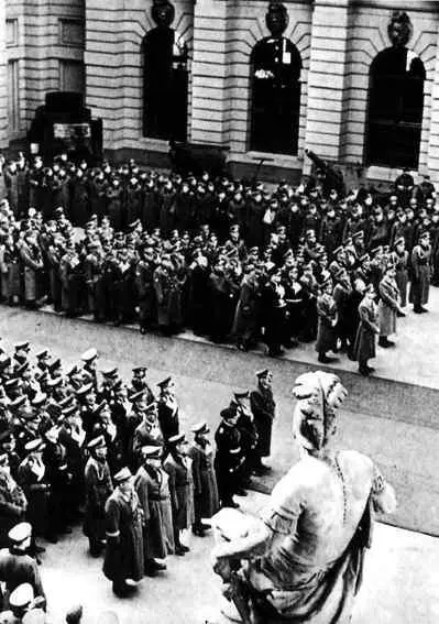 Нацистский митинг во дворе Арсенала В то время по берлинскому радио шли - фото 51