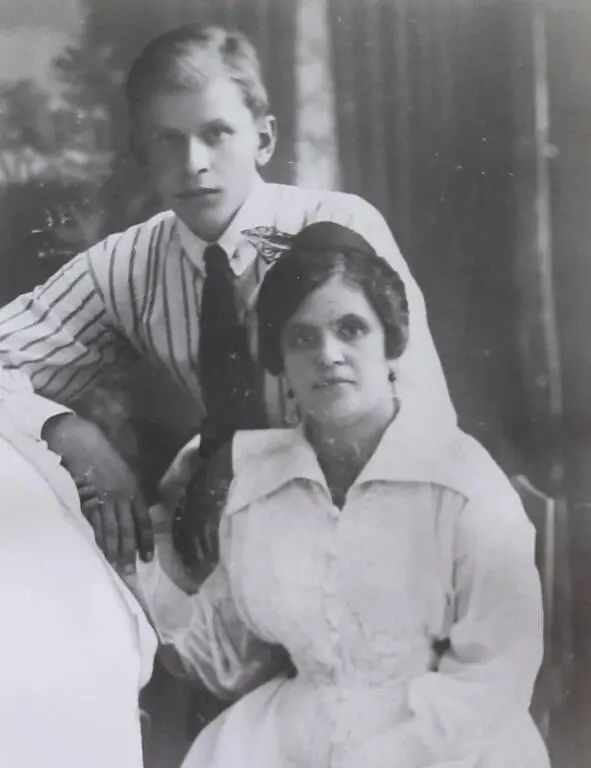Василий Болтинский с матерью Анной Онуфриевной 1918 г Приняв такое решение - фото 1