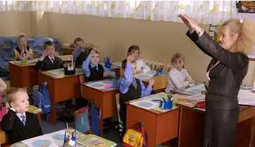 Шалва поднимает на флагшток знамя Нашего дома - фото 6