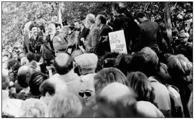 Давка на трибуне 21 мая 1989 г Гавриил Попов готовится вести митинг май - фото 47