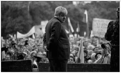Гавриил Попов готовится вести митинг май 1989 г Ленинград 28 мая 1988 г Д - фото 48