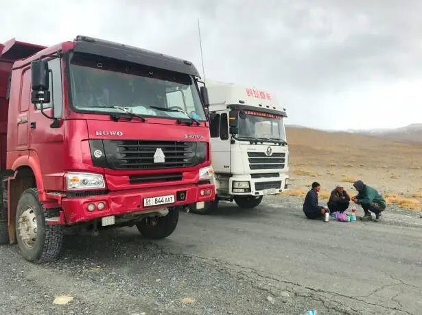 Спустя пару часов водители фур снова сделали остановку Расстелили на земле - фото 25