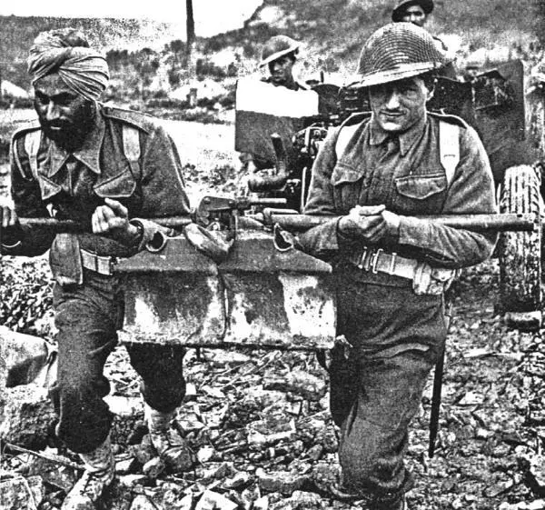 Солдатское братство времен Второй мировой войны Сикх и патан вместе вывозят на - фото 2