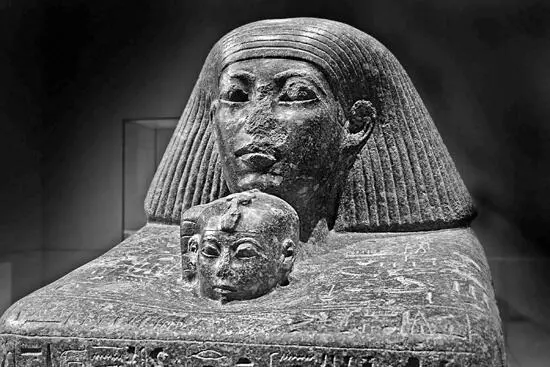 Кубовидная статуя Сенмута с дочерью Хатшепсут Нефрурой Египетский музей - фото 6