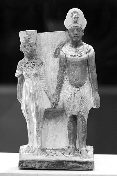 Статуэтка Нефертити и Эхнатона Ок 1345 г до н э Музей Лувра Париж - фото 9