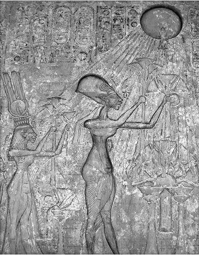 Стела изображающая Эхнатона и его семью поклоняющихся Атону или солнечному - фото 10