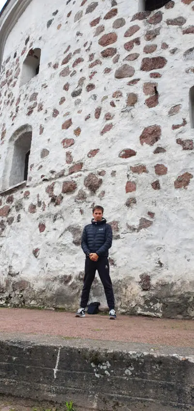 Мой старший сын Алексей у той же башни где в 41м году спал его дедушка - фото 27