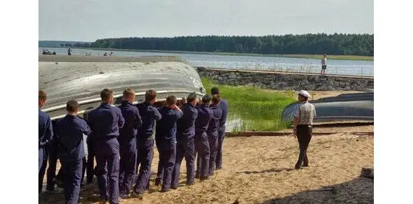 Приходилось и так шлюпки переносить Сели за обеденный стол столы стояли на - фото 6