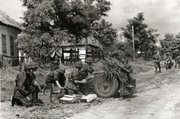 Артиллеристы войск СС у 75мм легкого пехотного орудия le IG 18 в Умани - фото 26