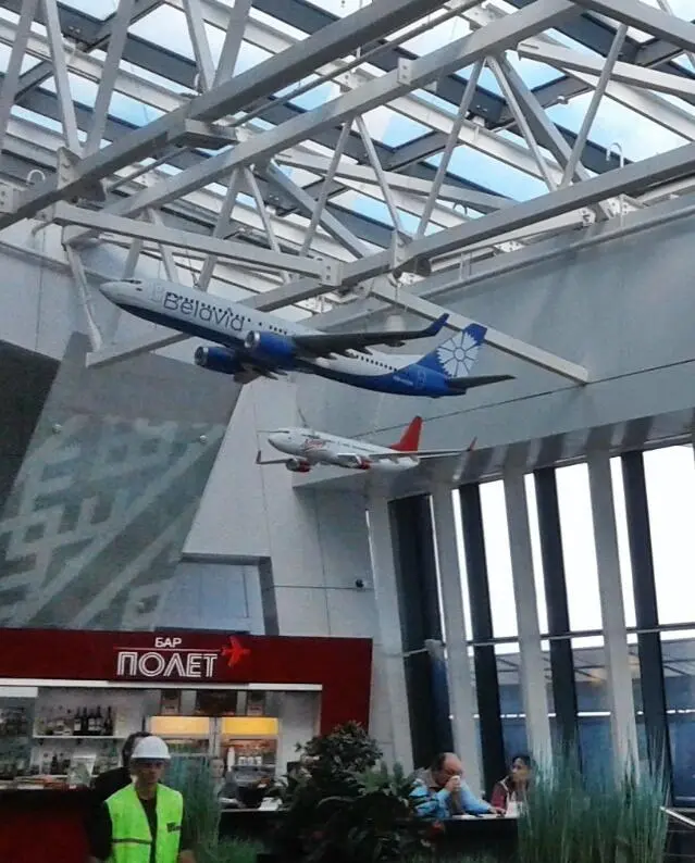 Глава 3 Аэропорт Минска В Минске было поосеннему прохладно всего лишь плюс - фото 4