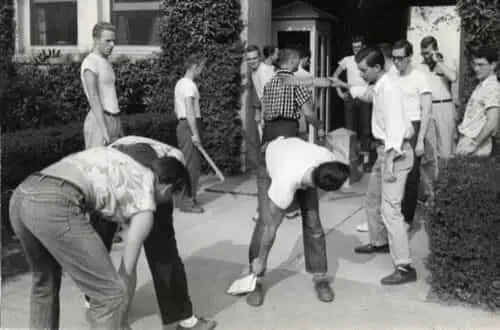 Пэддлинг в студенческом братстве Claremont Colleges Photo Archive Calisphere - фото 25