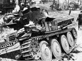 Подбитый немецкий танк 38t Такие машины составляли основу танкового парка - фото 8