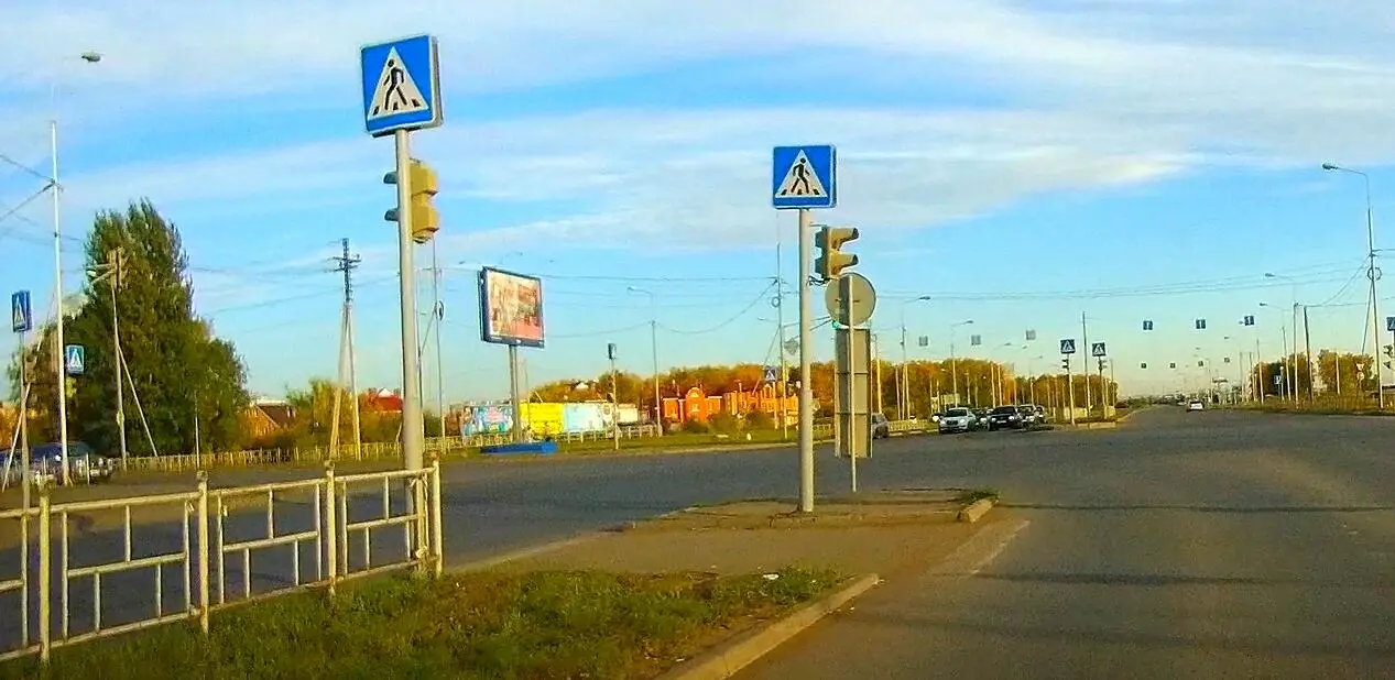 Островок безопасности конструктивно выделенный бордюрным камнем разделяющий - фото 53