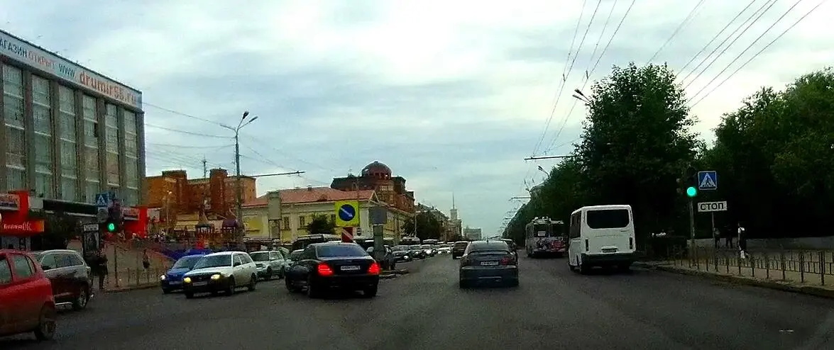 Черный автомобиль отступает от требований знака 421 нарушая тем самым - фото 96