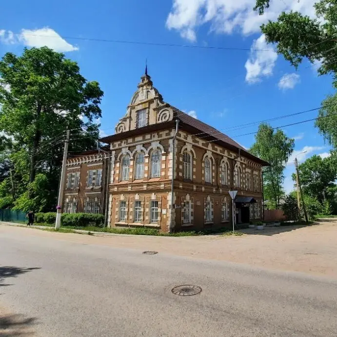 Школа была старая Конечно девчонки быстро узнали про личную жизнь - фото 1