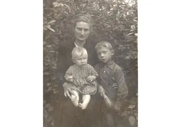 Мама с детьми Лидой и Сашей 1952 год А зеленого попугая в моей руке игрушку - фото 2