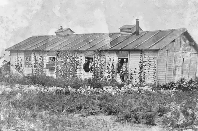 Из старого альбома Снимок Первой мировой Окна лагерной палаты Сидишь - фото 4