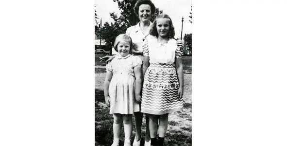 Хелен Дегнан с дочерями старшей Элизабет и младшей Сюзан Фотография сделана - фото 10