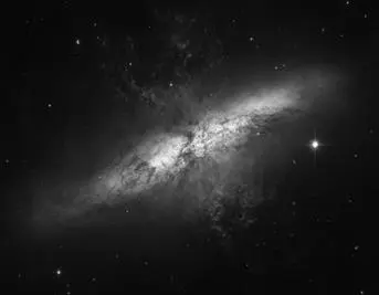 Галактика М82 в ней идет активное образование новорожденных звезд Пожалуй - фото 1