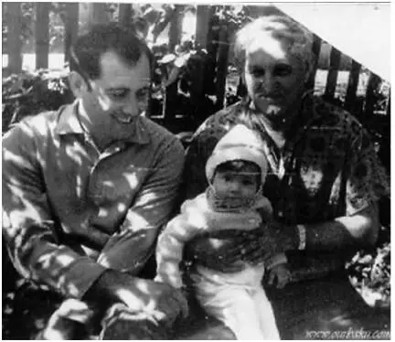 Борис Моисеевич Листенгартен с сыном Леонидом и внучкой Юлей На отдыхе в - фото 10