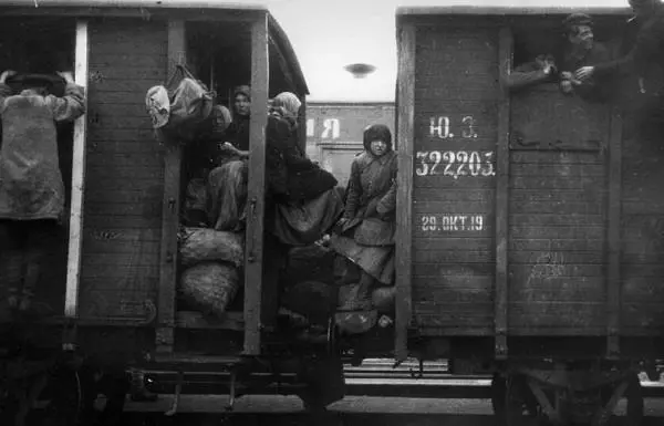 Переполненный поезд 1920х Один из героев моей книги Двинулись земли низы - фото 116
