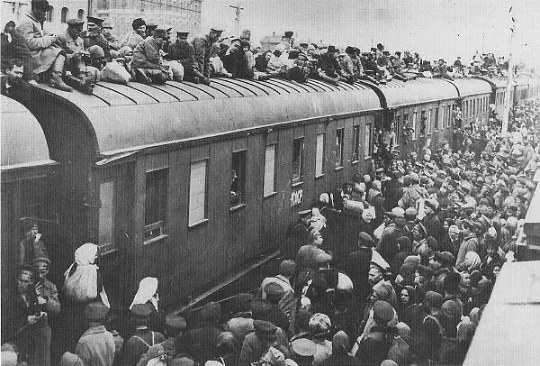 Посадка в поезд на Советской Украине 1920е Как мы видим по нашей - фото 120