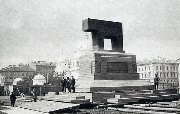 С самого начала памятник многим не нравился К примеру великий князь Владимир - фото 32