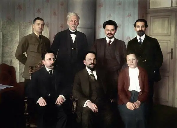 Именно оттуда это фото от 15 января 1918 года Иоффе как глава делегации в - фото 71