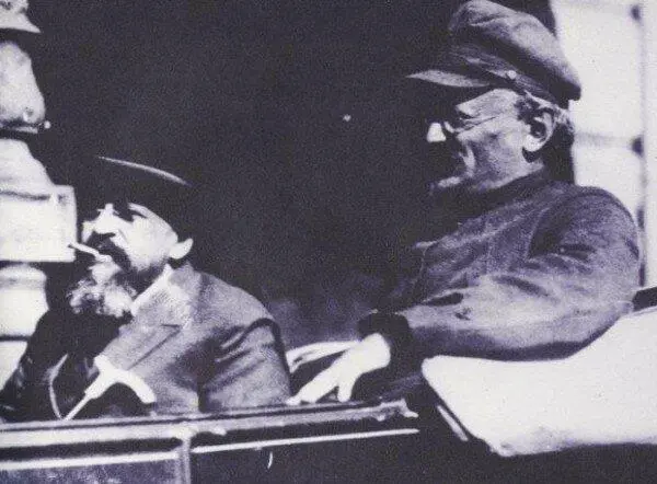 А Иоффе и Л Троцкий в 1918 г При этом Адольф Абрамович всегда остался - фото 72