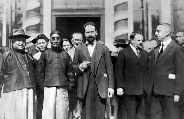 Лев Карахан в Пекине в 1925 году В декабре месяце к т Иоффе обратился - фото 79