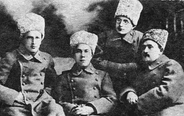 Участники расстрела царской семьи второй слева АГ Белобородов четвертый - фото 26
