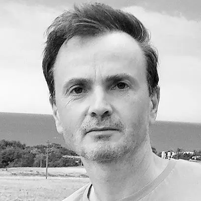 Живет в Москве Работает руководителем литературнодраматургической части - фото 8