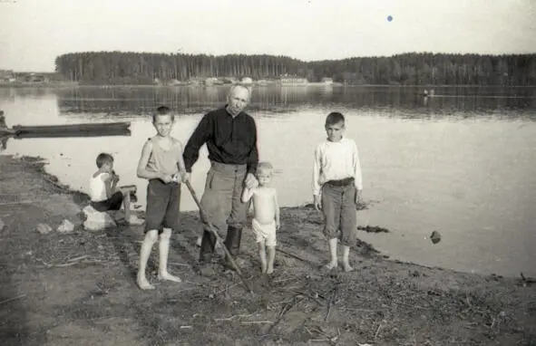 1957 год Я с отцом слева стоит брат Сергей Здесь мне пять лет В таком - фото 1
