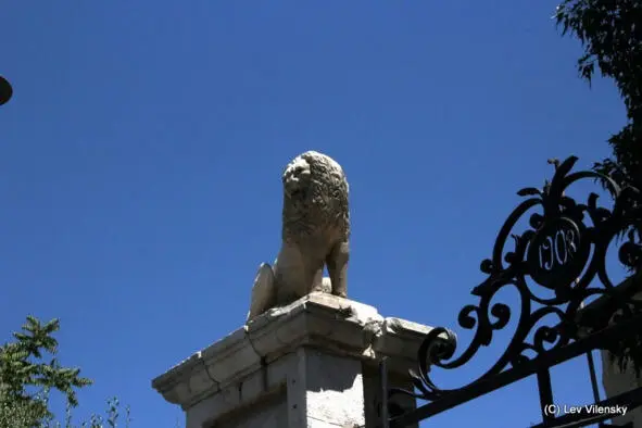 Лев на воротах дома Машиаха Борухова Несмотря на изначально многонациональный - фото 2
