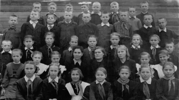 Четвертый класс Филейской школы 38 учеников В верхнем ряду третий справа я - фото 16