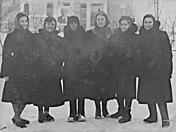 Одноклассницы с легендарным дурачком из Раковки Мальчик из Раковской - фото 22