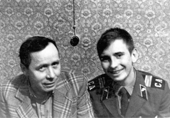Старший брат Юрий с cыном брата Николая нашим племянником Новокшоновым - фото 31