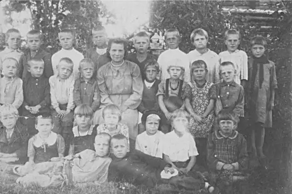 Первоклассники в деревне Опушни с Л И Гордеевой 1946 год Учительницей была - фото 6
