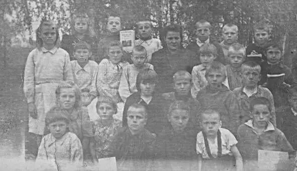 Второклассники 1947 года Я во втором ряду сверху второй справа с белыми - фото 7