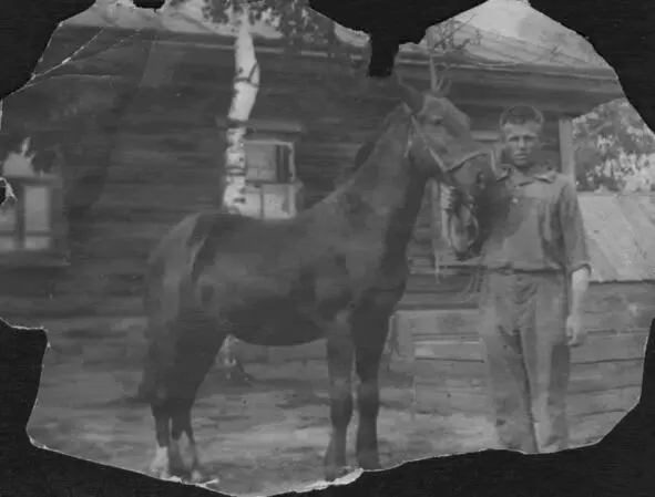 Фотография отца 1936 года Надпись на обороте Сфотографировался с лошадью - фото 9