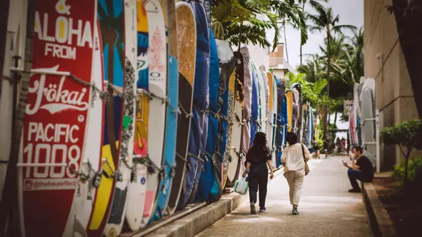 Слева от дома 2335 на Kalakaua Avenue находится небольшой переулочек который - фото 2